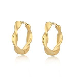 Small gold plated twist hoop earrings ✨